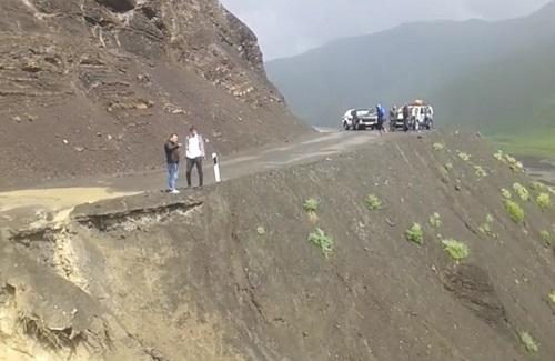 Şəkidə sərnişin avtobusu dərəyə aşdı: yaralılar var